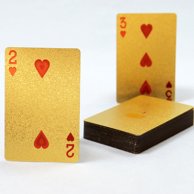 Mua 63 * 88mm Game thiết kế tùy chỉnh thẻ chơi poker bằng nhựa với hộp tuck 100% vàng chống nước sản xuất online manufacture